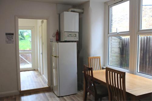 伦敦Urban Retreat的厨房配有冰箱、桌子和窗户。