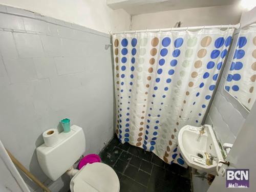 马德普拉塔Barcelona Hostel的一间带卫生间和水槽的浴室
