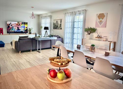 Chennevières-sur-MarneFamily Oasis with 3 bedrooms near Paris的客厅配有带水果的桌子