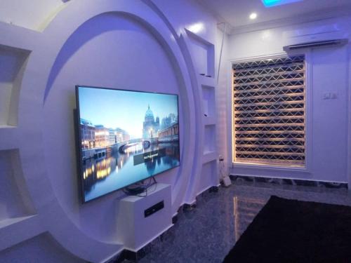 莱基Double R signature的客厅设有壁挂式平面电视。
