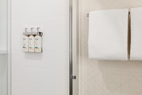 托莱多北托莱多智选假日酒店的一间带淋浴间和毛巾的浴室