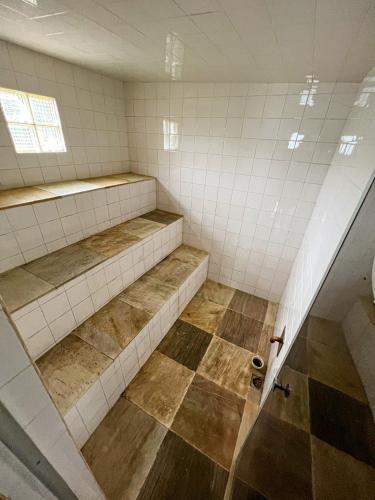 彼得罗波利斯Chale das hortensias的一间空浴室,配有两个架子和淋浴