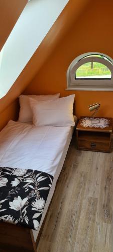 耶德利纳-兹德鲁伊Czas relaksu的一间卧室设有一张床和一个窗口