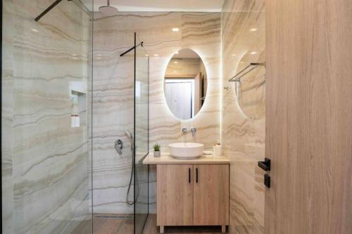 扎金索斯镇Annmar的浴室配有盥洗盆和带镜子的淋浴