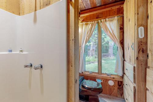 HartlandSpruce Moose Cottage的一间带卫生间和窗户的浴室