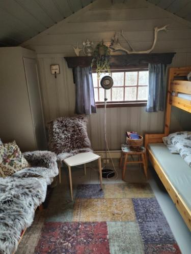 SkodjeFjord peace的客房设有两张双层床和一张桌子。