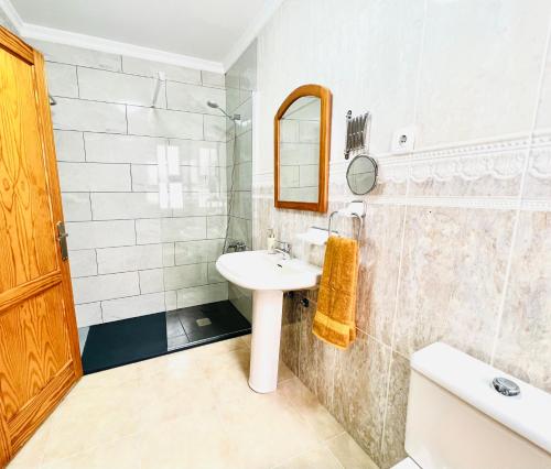 罗萨里奥港Little Home的一间带水槽和镜子的浴室