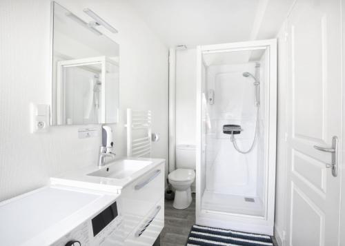 瑟堡La Hague - Second Souffle - Cherbourg的白色的浴室设有水槽和卫生间。