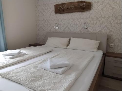 旧天鹅堡Ferienwohnung Zum Bartelt的一张白色的床,上面有两条白色毛巾