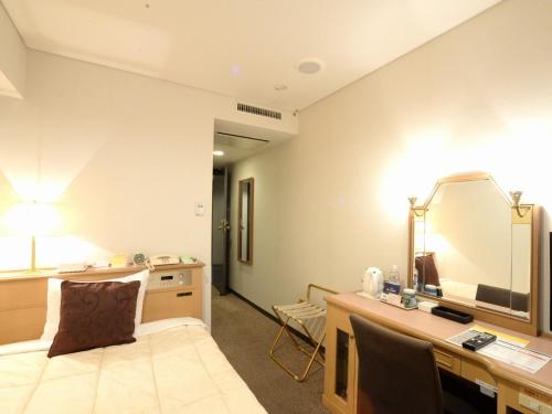 佐世保Sunwest Hotel Sasebo - Vacation STAY 22075v的酒店客房配有书桌和镜子