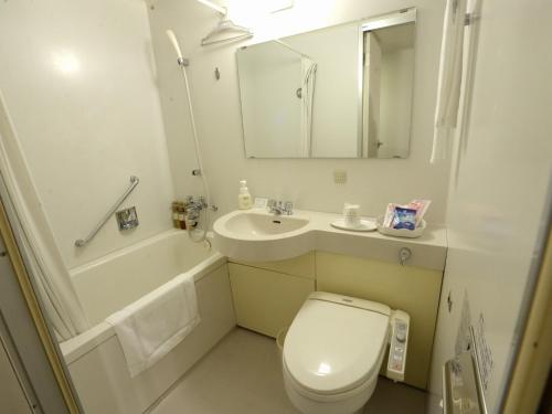 佐世保Sunwest Hotel Sasebo - Vacation STAY 22075v的白色的浴室设有卫生间和水槽。