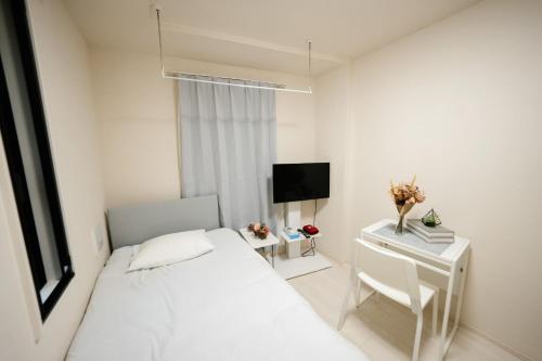 东京FL Rejidence Shinjuku 2 - Vacation STAY 15187的白色卧室配有床和书桌