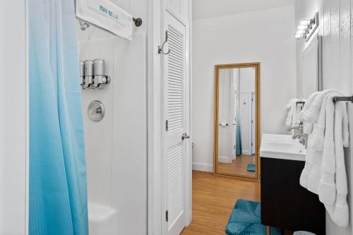 柏斯海滩Mar Bella Boutique Hotel的白色的浴室设有水槽和镜子