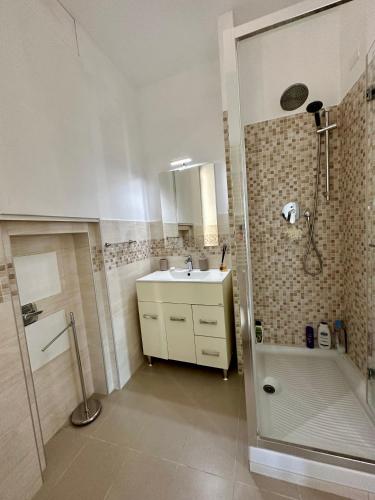 热那亚Due Passi dal Porto的一间带水槽和淋浴的浴室