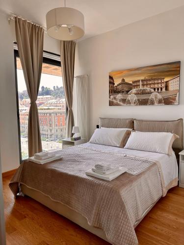 热那亚Due Passi dal Porto的一间卧室设有一张大床和一个大窗户