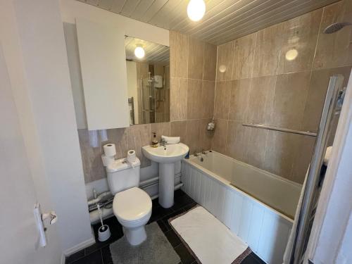 奥尔德伯里FilmonHomes的浴室配有卫生间、盥洗盆和浴缸。
