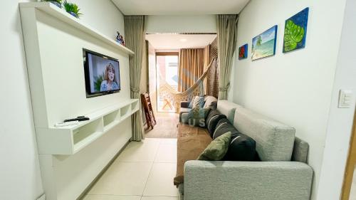 若昂佩索阿Eco Summer Tambaú - Apartamentos de 2 Quartos por Genius Flats的带沙发和电视的客厅