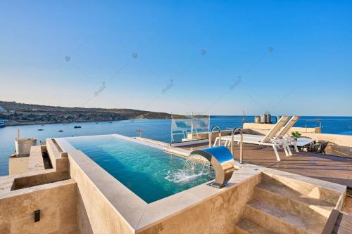 圣保罗湾城Lux Villa with Pool-Hosted by Sweetstay的享有水景的游泳池