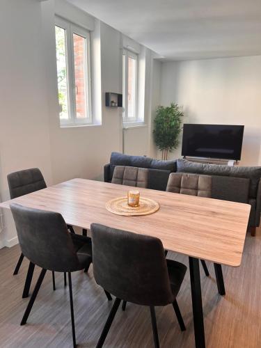 维耶尔宗La Parisienne - 80m2的客厅配有木桌和椅子