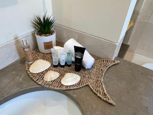维拉摩拉Penthouse Victoria的浴室内带毛巾和洗浴用品的托盘