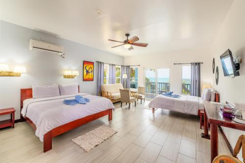 霍普金斯鹦鹉湾度假村的一间带两张床的卧室和一间客厅