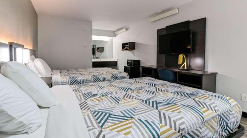 纳舒厄纳什南6汽车旅馆的酒店客房设有两张床和一台平面电视。