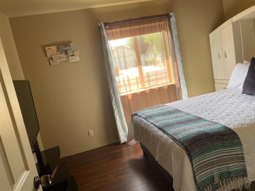 卡顿伍德All season vacation home!的一间卧室设有一张床和一个窗口
