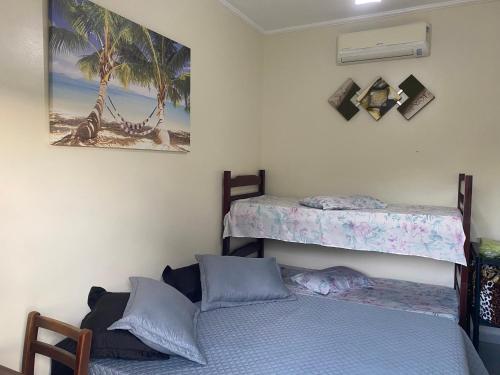 卡纳内亚Pousada Camping e Pesca Bom Abrigo的一间卧室配有两张双层床和一张床