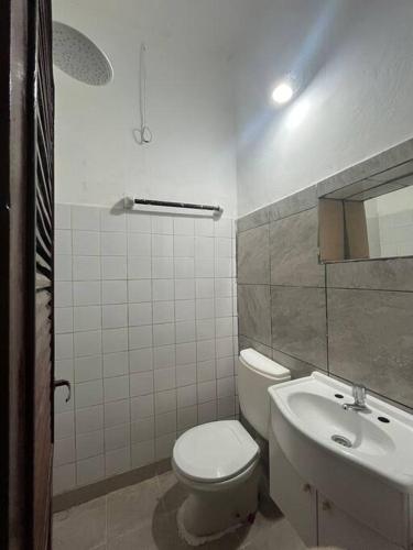 福尔摩沙Mono ambiente céntrico Formosa的浴室配有白色卫生间和盥洗盆。