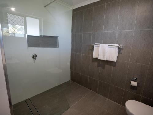 赫维湾贝斯特韦斯特大使汽车旅馆的带淋浴、卫生间和毛巾的浴室