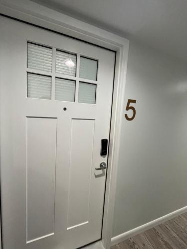 夏洛茨维尔Sonsak - Unit 5的白色的门,上面有号码