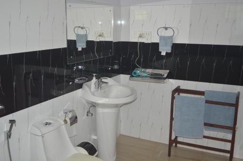蒂瑟默哈拉默Amazon Cabanas的白色的浴室设有水槽和卫生间。
