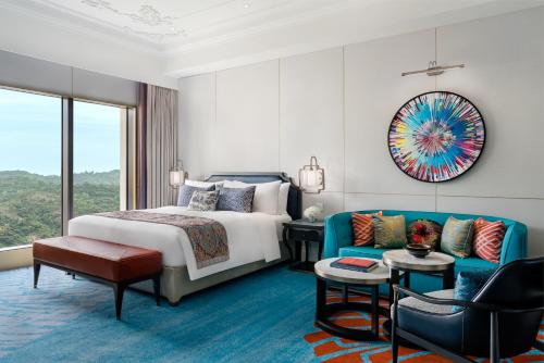 澳门Grand Lisboa Palace Macau的酒店客房,配有床和沙发