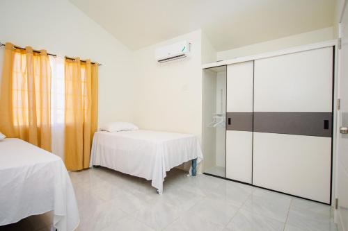 迪斯卡弗里贝home with relaxing sea view的一间卧室设有一张床和一个滑动玻璃门