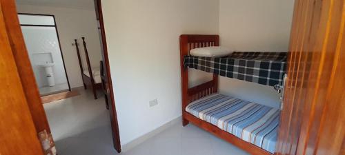 波特尔堡Maasai Villa Backpackers Home的客房设有两张双层床和镜子