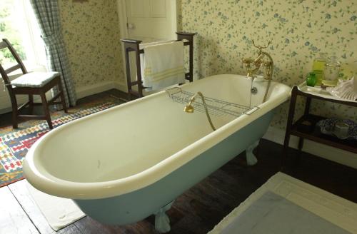 托玛斯镇巴里杜夫乡村民宿的浴室设有白色浴缸及椅子