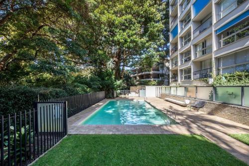 悉尼'Aquarius Rising' Poolside in Rushcutters Bay的公寓大楼后院的游泳池