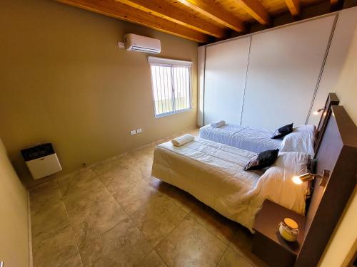 迈普Departamento Candelaria的一间卧室设有一张床和一个窗口