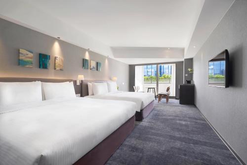 台北ILLUME 茹曦酒店的酒店客房设有两张床和窗户。