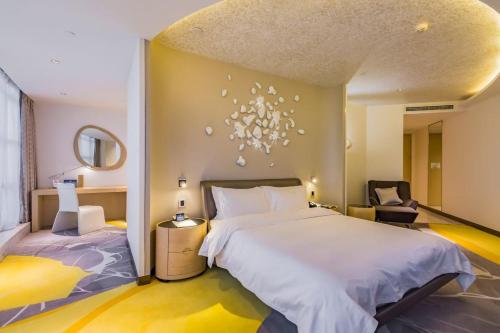 北京北京乾元酒店的卧室配有一张白色大床和一把椅子