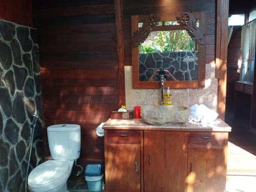 曼格斯WOODEN HOUSE CANDIDASA的一间带水槽和卫生间的浴室
