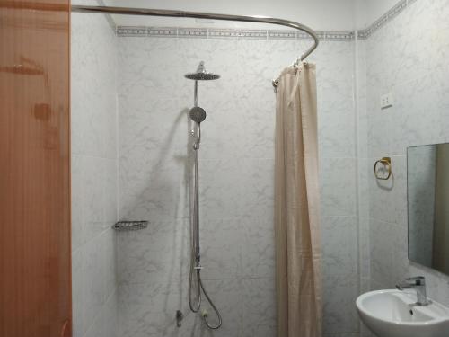 马拉帕斯加ELEN INN - Malapascua Island Air-conditioned Room2的带淋浴和盥洗盆的浴室