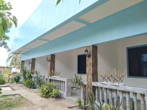马拉帕斯加ELEN INN - Malapascua Island Air-conditioned Room2的蓝色屋顶的房子