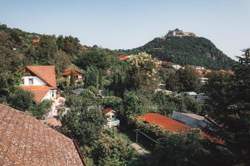 德瓦Vila Missy的享有村庄的景色,山丘位于酒店后面