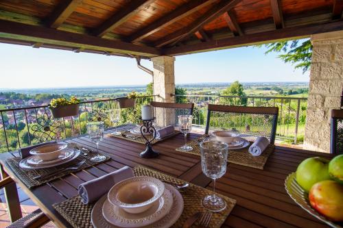 瓦拉日丁Villa Toscana with jacuzzy的木甲板上一张带盘子和玻璃杯的桌子