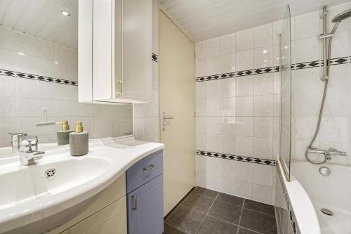 滨海卡特韦克't Hoekhuisje的白色的浴室设有水槽和淋浴。