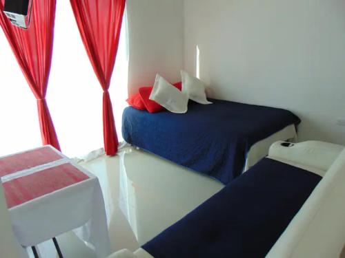 坎昆Departamentos Villas Capdeviel的小房间设有两张床和窗户