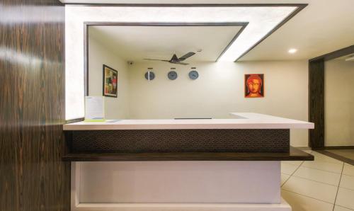 维杰亚瓦达Itsy By Treebo - N Square的一间带水槽和镜子的浴室