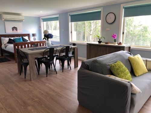 蒙恩维优Mount Baker Retreat - Entire Home的客厅配有沙发和桌子