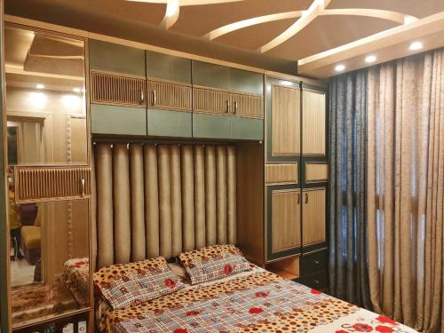 塞得港Porto Said Resort Rentals num427的一间设有床的卧室,位于一个橱柜的房间